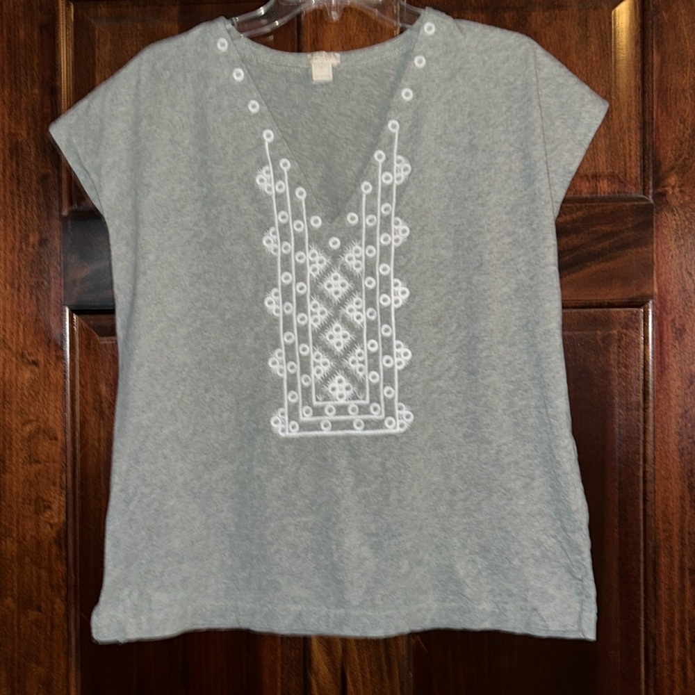 J crew M woman’s Vneck tshirt w cap sleeves M